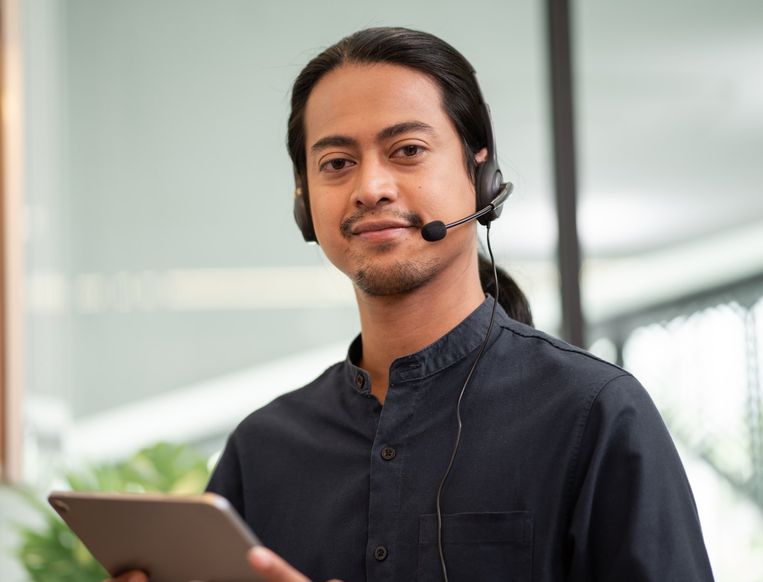 Support agent with a tablet in the office