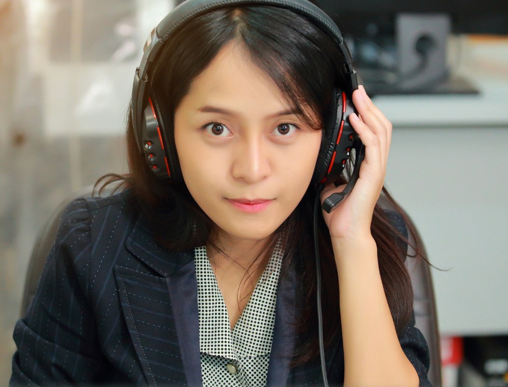 Agent adjusting her headset before a call