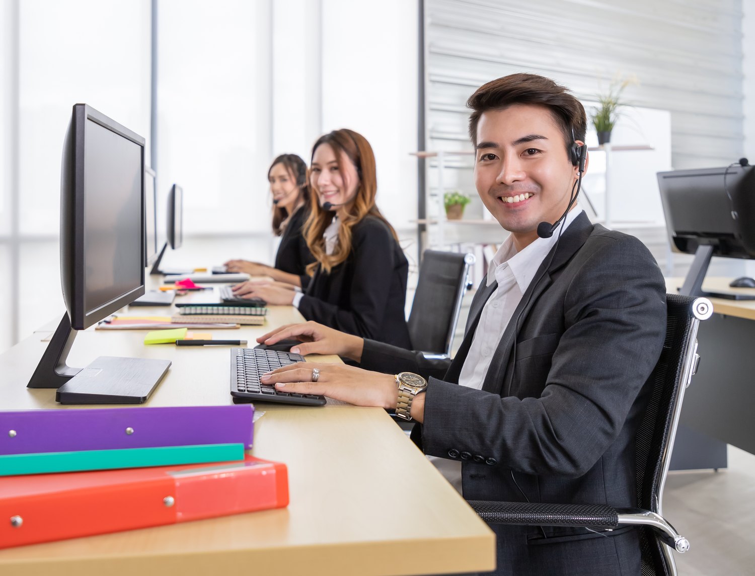 Agent at his workstation on the support floor